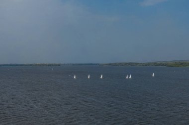 28 Temmuz 'da, Ukrayna' nın Dnipro kentinde, Olimpiyat sınıfı yelkencilik kupası düzenlendi. Turnuva Dinyeper 'in sularında gerçekleşiyor. Yatçılar mı? Spor müsabakası. DNIPRO, UKRAINE 25 Temmuz 2023
