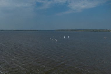 28 Temmuz 'da, Ukrayna' nın Dnipro kentinde, Olimpiyat sınıfı yelkencilik kupası düzenlendi. Turnuva Dinyeper 'in sularında gerçekleşiyor. Yatçılar mı? Spor müsabakası. DNIPRO, UKRAINE 25 Temmuz 2023