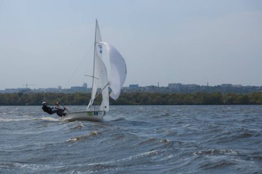 28 Temmuz 'da, Ukrayna' nın Dnipro kentinde, Olimpiyat sınıfı yelkencilik kupası düzenlendi. Turnuva Dinyeper 'in sularında gerçekleşiyor. Yatçılar mı? Spor müsabakası. DNIPRO, UKRAINE 25 Temmuz 2023