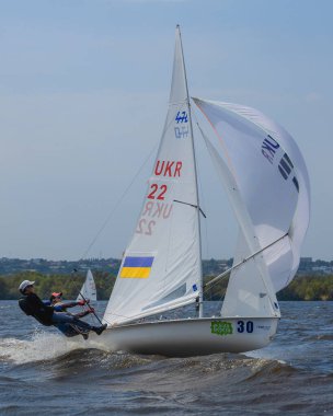 28 Temmuz 'da, Ukrayna' nın Dnipro kentinde, Olimpiyat sınıfı yelkencilik kupası düzenlendi. Turnuva Dinyeper 'in sularında gerçekleşiyor. Yatçılar mı? Spor müsabakası. DNIPRO, UKRAINE 25 Temmuz 2023