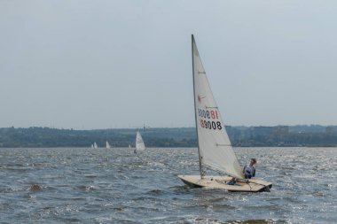 28 Temmuz 'da, Ukrayna' nın Dnipro kentinde, Olimpiyat sınıfı yelkencilik kupası düzenlendi. Turnuva Dinyeper 'in sularında gerçekleşiyor. Yatçılar mı? Spor müsabakası. DNIPRO, UKRAINE 25 Temmuz 2023