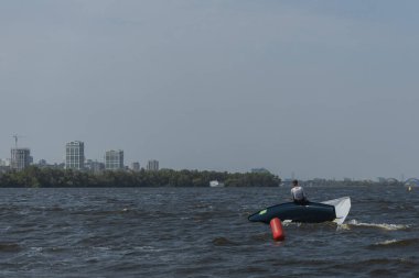 28 Temmuz 'da, Ukrayna' nın Dnipro kentinde, Olimpiyat sınıfı yelkencilik kupası düzenlendi. Turnuva Dinyeper 'in sularında gerçekleşiyor. Yatçılar mı? Spor müsabakası. DNIPRO, UKRAINE 25 Temmuz 2023