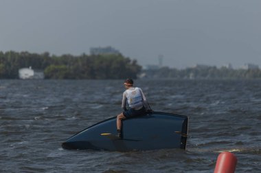 28 Temmuz 'da, Ukrayna' nın Dnipro kentinde, Olimpiyat sınıfı yelkencilik kupası düzenlendi. Turnuva Dinyeper 'in sularında gerçekleşiyor. Yatçılar mı? Spor müsabakası. DNIPRO, UKRAINE 25 Temmuz 2023