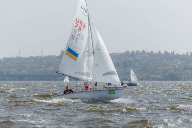 28 Temmuz 'da, Ukrayna' nın Dnipro kentinde, Olimpiyat sınıfı yelkencilik kupası düzenlendi. Turnuva Dinyeper 'in sularında gerçekleşiyor. Yatçılar mı? Spor müsabakası. DNIPRO, UKRAINE 25 Temmuz 2023