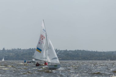 28 Temmuz 'da, Ukrayna' nın Dnipro kentinde, Olimpiyat sınıfı yelkencilik kupası düzenlendi. Turnuva Dinyeper 'in sularında gerçekleşiyor. Yatçılar mı? Spor müsabakası. DNIPRO, UKRAINE 25 Temmuz 2023