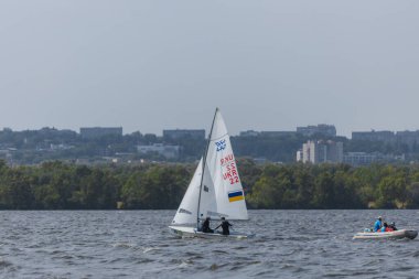 28 Temmuz 'da, Ukrayna' nın Dnipro kentinde, Olimpiyat sınıfı yelkencilik kupası düzenlendi. Turnuva Dinyeper 'in sularında gerçekleşiyor. Yatçılar mı? Spor müsabakası. DNIPRO, UKRAINE 25 Temmuz 2023