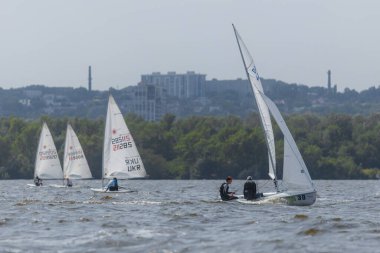 28 Temmuz 'da, Ukrayna' nın Dnipro kentinde, Olimpiyat sınıfı yelkencilik kupası düzenlendi. Turnuva Dinyeper 'in sularında gerçekleşiyor. Yatçılar mı? Spor müsabakası. DNIPRO, UKRAINE 25 Temmuz 2023