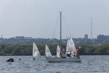 28 Temmuz 'da, Ukrayna' nın Dnipro kentinde, Olimpiyat sınıfı yelkencilik kupası düzenlendi. Turnuva Dinyeper 'in sularında gerçekleşiyor. Yatçılar mı? Spor müsabakası. DNIPRO, UKRAINE 25 Temmuz 2023
