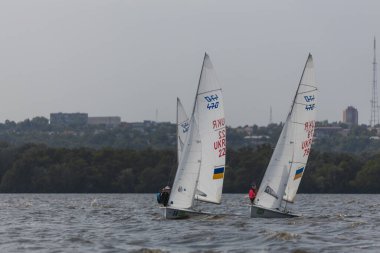 28 Temmuz 'da, Ukrayna' nın Dnipro kentinde, Olimpiyat sınıfı yelkencilik kupası düzenlendi. Turnuva Dinyeper 'in sularında gerçekleşiyor. Yatçılar mı? Spor müsabakası. DNIPRO, UKRAINE 25 Temmuz 2023