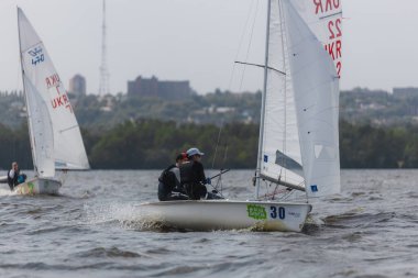 28 Temmuz 'da, Ukrayna' nın Dnipro kentinde, Olimpiyat sınıfı yelkencilik kupası düzenlendi. Turnuva Dinyeper 'in sularında gerçekleşiyor. Yatçılar mı? Spor müsabakası. DNIPRO, UKRAINE 25 Temmuz 2023