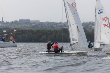28 Temmuz 'da, Ukrayna' nın Dnipro kentinde, Olimpiyat sınıfı yelkencilik kupası düzenlendi. Turnuva Dinyeper 'in sularında gerçekleşiyor. Yatçılar mı? Spor müsabakası. DNIPRO, UKRAINE 25 Temmuz 2023