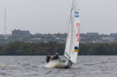 28 Temmuz 'da, Ukrayna' nın Dnipro kentinde, Olimpiyat sınıfı yelkencilik kupası düzenlendi. Turnuva Dinyeper 'in sularında gerçekleşiyor. Yatçılar mı? Spor müsabakası. DNIPRO, UKRAINE 25 Temmuz 2023