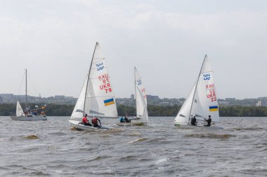28 Temmuz 'da, Ukrayna' nın Dnipro kentinde, Olimpiyat sınıfı yelkencilik kupası düzenlendi. Turnuva Dinyeper 'in sularında gerçekleşiyor. Yatçılar mı? Spor müsabakası. DNIPRO, UKRAINE 25 Temmuz 2023