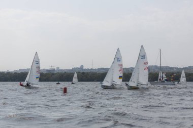 28 Temmuz 'da, Ukrayna' nın Dnipro kentinde, Olimpiyat sınıfı yelkencilik kupası düzenlendi. Turnuva Dinyeper 'in sularında gerçekleşiyor. Yatçılar mı? Spor müsabakası. DNIPRO, UKRAINE 25 Temmuz 2023