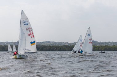 28 Temmuz 'da, Ukrayna' nın Dnipro kentinde, Olimpiyat sınıfı yelkencilik kupası düzenlendi. Turnuva Dinyeper 'in sularında gerçekleşiyor. Yatçılar mı? Spor müsabakası. DNIPRO, UKRAINE 25 Temmuz 2023