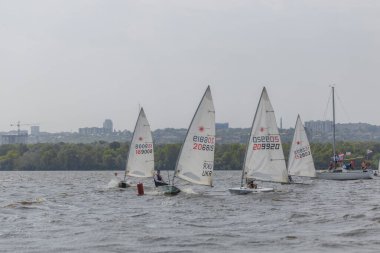 28 Temmuz 'da, Ukrayna' nın Dnipro kentinde, Olimpiyat sınıfı yelkencilik kupası düzenlendi. Turnuva Dinyeper 'in sularında gerçekleşiyor. Yatçılar mı? Spor müsabakası. DNIPRO, UKRAINE 25 Temmuz 2023