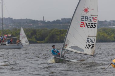 28 Temmuz 'da, Ukrayna' nın Dnipro kentinde, Olimpiyat sınıfı yelkencilik kupası düzenlendi. Turnuva Dinyeper 'in sularında gerçekleşiyor. Yatçılar mı? Spor müsabakası. DNIPRO, UKRAINE 25 Temmuz 2023