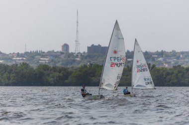 28 Temmuz 'da, Ukrayna' nın Dnipro kentinde, Olimpiyat sınıfı yelkencilik kupası düzenlendi. Turnuva Dinyeper 'in sularında gerçekleşiyor. Yatçılar mı? Spor müsabakası. DNIPRO, UKRAINE 25 Temmuz 2023