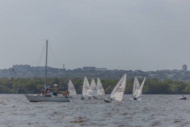 28 Temmuz 'da, Ukrayna' nın Dnipro kentinde, Olimpiyat sınıfı yelkencilik kupası düzenlendi. Turnuva Dinyeper 'in sularında gerçekleşiyor. Yatçılar mı? Spor müsabakası. DNIPRO, UKRAINE 25 Temmuz 2023