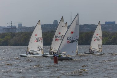 28 Temmuz 'da, Ukrayna' nın Dnipro kentinde, Olimpiyat sınıfı yelkencilik kupası düzenlendi. Turnuva Dinyeper 'in sularında gerçekleşiyor. Yatçılar mı? Spor müsabakası. DNIPRO, UKRAINE 25 Temmuz 2023