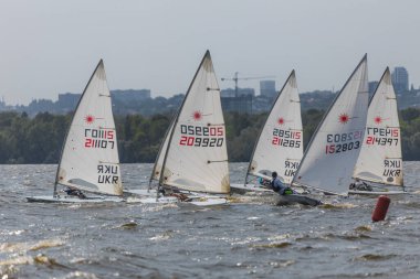28 Temmuz 'da, Ukrayna' nın Dnipro kentinde, Olimpiyat sınıfı yelkencilik kupası düzenlendi. Turnuva Dinyeper 'in sularında gerçekleşiyor. Yatçılar mı? Spor müsabakası. DNIPRO, UKRAINE 25 Temmuz 2023