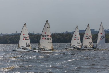 28 Temmuz 'da, Ukrayna' nın Dnipro kentinde, Olimpiyat sınıfı yelkencilik kupası düzenlendi. Turnuva Dinyeper 'in sularında gerçekleşiyor. Yatçılar mı? Spor müsabakası. DNIPRO, UKRAINE 25 Temmuz 2023