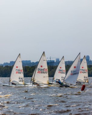 28 Temmuz 'da, Ukrayna' nın Dnipro kentinde, Olimpiyat sınıfı yelkencilik kupası düzenlendi. Turnuva Dinyeper 'in sularında gerçekleşiyor. Yatçılar mı? Spor müsabakası. DNIPRO, UKRAINE 25 Temmuz 2023