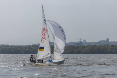 28 Temmuz 'da, Ukrayna' nın Dnipro kentinde, Olimpiyat sınıfı yelkencilik kupası düzenlendi. Turnuva Dinyeper 'in sularında gerçekleşiyor. Yatçılar mı? Spor müsabakası. DNIPRO, UKRAINE 25 Temmuz 2023