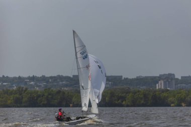 28 Temmuz 'da, Ukrayna' nın Dnipro kentinde, Olimpiyat sınıfı yelkencilik kupası düzenlendi. Turnuva Dinyeper 'in sularında gerçekleşiyor. Yatçılar mı? Spor müsabakası. DNIPRO, UKRAINE 25 Temmuz 2023