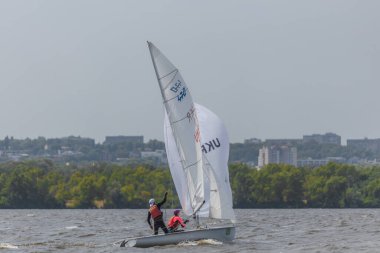 28 Temmuz 'da, Ukrayna' nın Dnipro kentinde, Olimpiyat sınıfı yelkencilik kupası düzenlendi. Turnuva Dinyeper 'in sularında gerçekleşiyor. Yatçılar mı? Spor müsabakası. DNIPRO, UKRAINE 25 Temmuz 2023