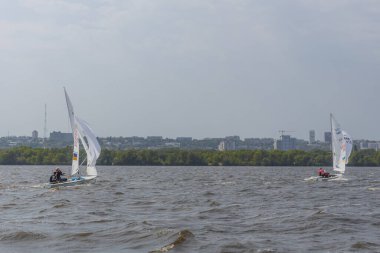 28 Temmuz 'da, Ukrayna' nın Dnipro kentinde, Olimpiyat sınıfı yelkencilik kupası düzenlendi. Turnuva Dinyeper 'in sularında gerçekleşiyor. Yatçılar mı? Spor müsabakası. DNIPRO, UKRAINE 25 Temmuz 2023