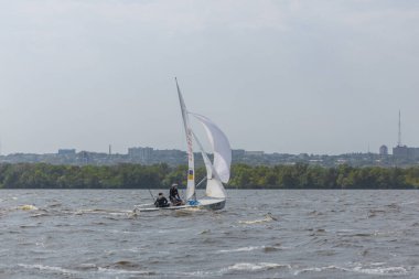 28 Temmuz 'da, Ukrayna' nın Dnipro kentinde, Olimpiyat sınıfı yelkencilik kupası düzenlendi. Turnuva Dinyeper 'in sularında gerçekleşiyor. Yatçılar mı? Spor müsabakası. DNIPRO, UKRAINE 25 Temmuz 2023