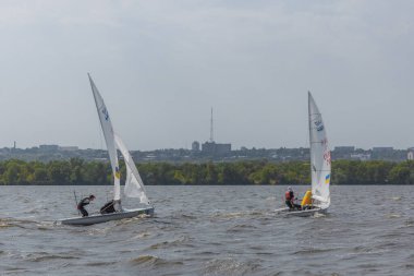 28 Temmuz 'da, Ukrayna' nın Dnipro kentinde, Olimpiyat sınıfı yelkencilik kupası düzenlendi. Turnuva Dinyeper 'in sularında gerçekleşiyor. Yatçılar mı? Spor müsabakası. DNIPRO, UKRAINE 25 Temmuz 2023