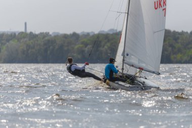 28 Temmuz 'da, Ukrayna' nın Dnipro kentinde, Olimpiyat sınıfı yelkencilik kupası düzenlendi. Turnuva Dinyeper 'in sularında gerçekleşiyor. Yatçılar mı? Spor müsabakası. DNIPRO, UKRAINE 25 Temmuz 2023