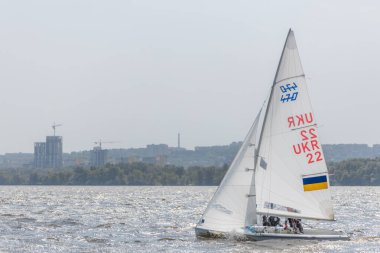 28 Temmuz 'da, Ukrayna' nın Dnipro kentinde, Olimpiyat sınıfı yelkencilik kupası düzenlendi. Turnuva Dinyeper 'in sularında gerçekleşiyor. Yatçılar mı? Spor müsabakası. DNIPRO, UKRAINE 25 Temmuz 2023