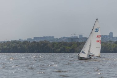 28 Temmuz 'da, Ukrayna' nın Dnipro kentinde, Olimpiyat sınıfı yelkencilik kupası düzenlendi. Turnuva Dinyeper 'in sularında gerçekleşiyor. Yatçılar mı? Spor müsabakası. DNIPRO, UKRAINE 25 Temmuz 2023