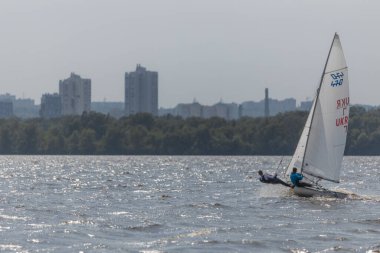 28 Temmuz 'da, Ukrayna' nın Dnipro kentinde, Olimpiyat sınıfı yelkencilik kupası düzenlendi. Turnuva Dinyeper 'in sularında gerçekleşiyor. Yatçılar mı? Spor müsabakası. DNIPRO, UKRAINE 25 Temmuz 2023