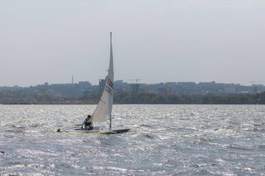 28 Temmuz 'da, Ukrayna' nın Dnipro kentinde, Olimpiyat sınıfı yelkencilik kupası düzenlendi. Turnuva Dinyeper 'in sularında gerçekleşiyor. Yatçılar mı? Spor müsabakası. DNIPRO, UKRAINE 25 Temmuz 2023