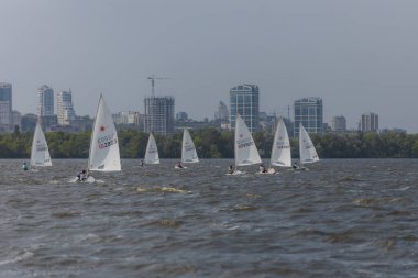 28 Temmuz 'da, Ukrayna' nın Dnipro kentinde, Olimpiyat sınıfı yelkencilik kupası düzenlendi. Turnuva Dinyeper 'in sularında gerçekleşiyor. Yatçılar mı? Spor müsabakası. DNIPRO, UKRAINE 25 Temmuz 2023