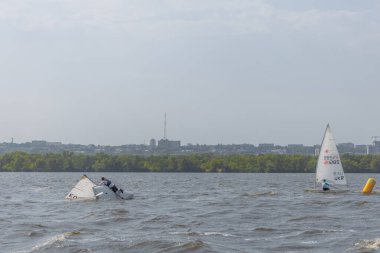 28 Temmuz 'da, Ukrayna' nın Dnipro kentinde, Olimpiyat sınıfı yelkencilik kupası düzenlendi. Turnuva Dinyeper 'in sularında gerçekleşiyor. Yatçılar mı? Spor müsabakası. DNIPRO, UKRAINE 25 Temmuz 2023