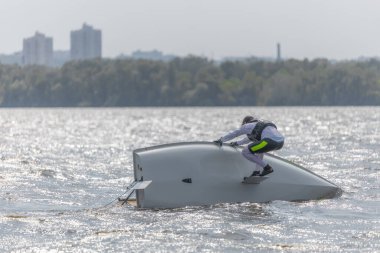 28 Temmuz 'da, Ukrayna' nın Dnipro kentinde, Olimpiyat sınıfı yelkencilik kupası düzenlendi. Turnuva Dinyeper 'in sularında gerçekleşiyor. Yatçılar mı? Spor müsabakası. DNIPRO, UKRAINE 25 Temmuz 2023