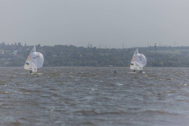 28 Temmuz 'da, Ukrayna' nın Dnipro kentinde, Olimpiyat sınıfı yelkencilik kupası düzenlendi. Turnuva Dinyeper 'in sularında gerçekleşiyor. Yatçılar mı? Spor müsabakası. DNIPRO, UKRAINE 25 Temmuz 2023