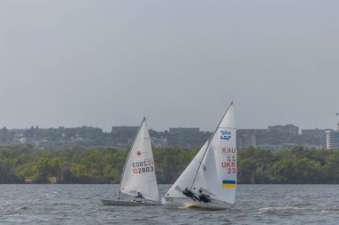 28 Temmuz 'da, Ukrayna' nın Dnipro kentinde, Olimpiyat sınıfı yelkencilik kupası düzenlendi. Turnuva Dinyeper 'in sularında gerçekleşiyor. Yatçılar mı? Spor müsabakası. DNIPRO, UKRAINE 25 Temmuz 2023