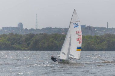 28 Temmuz 'da, Ukrayna' nın Dnipro kentinde, Olimpiyat sınıfı yelkencilik kupası düzenlendi. Turnuva Dinyeper 'in sularında gerçekleşiyor. Yatçılar mı? Spor müsabakası. DNIPRO, UKRAINE 25 Temmuz 2023