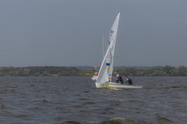28 Temmuz 'da, Ukrayna' nın Dnipro kentinde, Olimpiyat sınıfı yelkencilik kupası düzenlendi. Turnuva Dinyeper 'in sularında gerçekleşiyor. Yatçılar mı? Spor müsabakası. DNIPRO, UKRAINE 25 Temmuz 2023