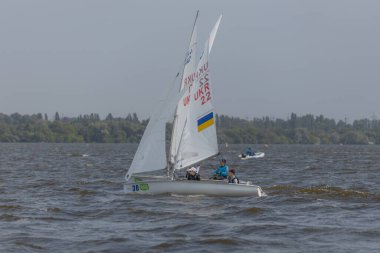 28 Temmuz 'da, Ukrayna' nın Dnipro kentinde, Olimpiyat sınıfı yelkencilik kupası düzenlendi. Turnuva Dinyeper 'in sularında gerçekleşiyor. Yatçılar mı? Spor müsabakası. DNIPRO, UKRAINE 25 Temmuz 2023