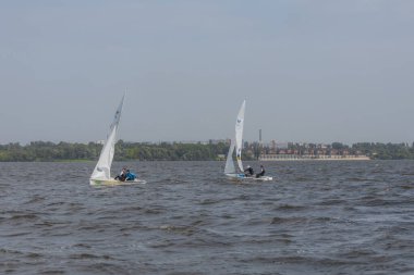 28 Temmuz 'da, Ukrayna' nın Dnipro kentinde, Olimpiyat sınıfı yelkencilik kupası düzenlendi. Turnuva Dinyeper 'in sularında gerçekleşiyor. Yatçılar mı? Spor müsabakası. DNIPRO, UKRAINE 25 Temmuz 2023