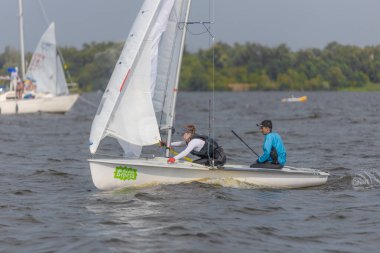 28 Temmuz 'da, Ukrayna' nın Dnipro kentinde, Olimpiyat sınıfı yelkencilik kupası düzenlendi. Turnuva Dinyeper 'in sularında gerçekleşiyor. Yatçılar mı? Spor müsabakası. DNIPRO, UKRAINE 25 Temmuz 2023