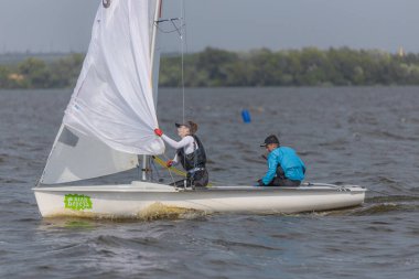 28 Temmuz 'da, Ukrayna' nın Dnipro kentinde, Olimpiyat sınıfı yelkencilik kupası düzenlendi. Turnuva Dinyeper 'in sularında gerçekleşiyor. Yatçılar mı? Spor müsabakası. DNIPRO, UKRAINE 25 Temmuz 2023