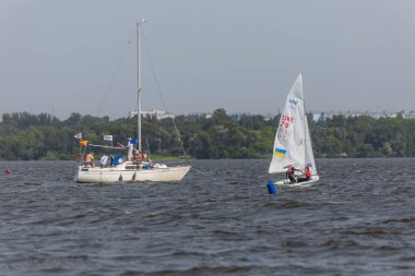 28 Temmuz 'da, Ukrayna' nın Dnipro kentinde, Olimpiyat sınıfı yelkencilik kupası düzenlendi. Turnuva Dinyeper 'in sularında gerçekleşiyor. Yatçılar mı? Spor müsabakası. DNIPRO, UKRAINE 25 Temmuz 2023